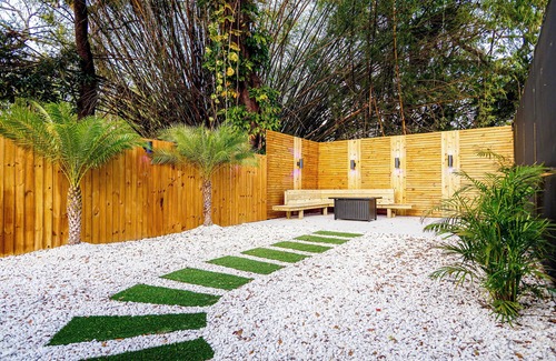 Old Seminole Heights House | Luxurious & Cozy 6bed Gem ~ Heated Pool ~Fire Pit ~ Bar & Game Room ~ Downtown