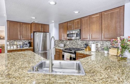 Whitney Ranch House | Luxurious & Cozy ⛱SUNNY PRIVATE Pool★PETS ALLOWED★PVT Yard★Arcade Game Room