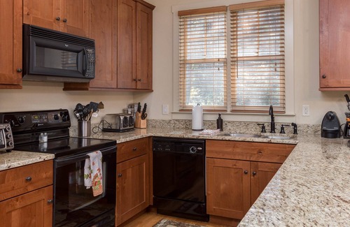 Bear Lake Reserve Cottage | Luxurious Creekside mountain cottage at Bear Lake