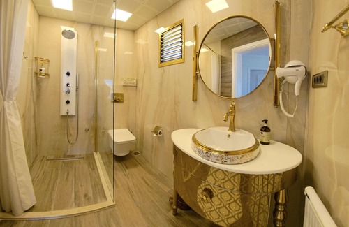Alacati Villa | LUXURIOUS DELUXE VILLA with 7 bedrooms, private pool & garden, roof top, ...