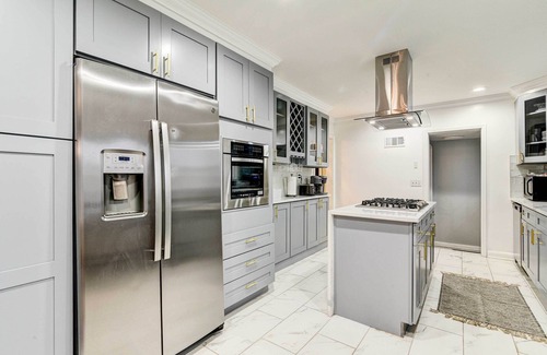 Highland Park House | Luxurious Detroit Home - Walk to Golf & Park!