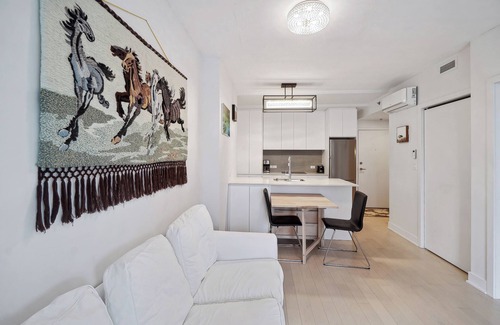 Downtown Montreal Apartment | Luxurious Downtown Condo, 3 minutes to the Metro