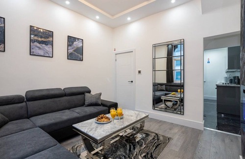 Bolton Apartment | Luxurious Duplex in Bolton – Sleeps 6 – Parking