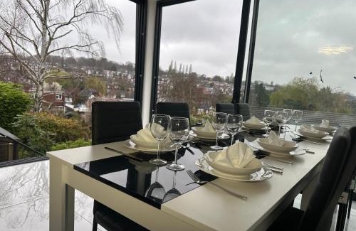 High Barnet Villa | Luxurious & Elegant 6-Bed House