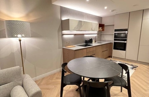 Parsons Green and Walham Apartment | Luxurious Entire Family Apartment in Chelsea