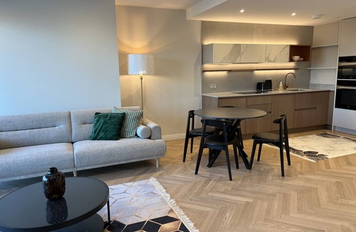 Parsons Green and Walham Apartment | Luxurious Entire Family Apartment in Chelsea