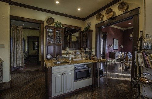 Athens House | Luxurious Estate at Tara Vineyard and Winery, with accompanying Pool and Hot-tub