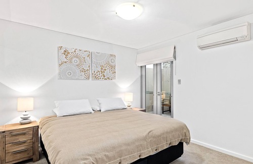 Dunsborough House | Luxurious family friendly apartment right on the bay with beautiful bay views
