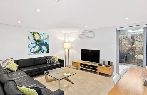Dunsborough House | Luxurious family friendly apartment right on the bay with beautiful bay views