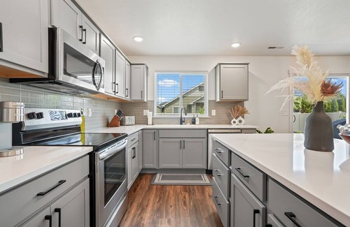 Meridian House | Luxurious Family Oasis- Ping pong, BBQ, huge yard