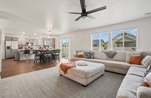 Meridian House | Luxurious Family Oasis- Ping pong, BBQ, huge yard