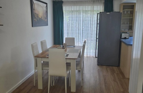 Staines House | Luxurious 4-Bedroom Retreat in Staines with Private Garden & Easy Parking