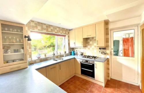 Staines House | Luxurious 4-Bedroom Retreat in Staines with Private Garden & Easy Parking