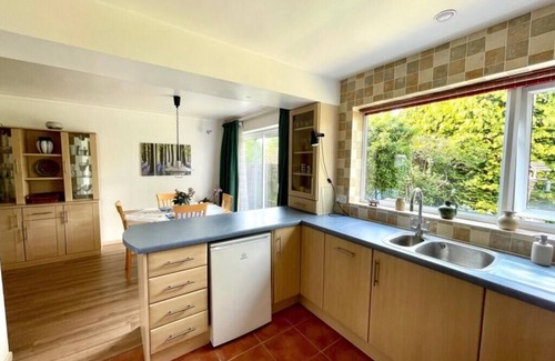 Staines House | Luxurious 4-Bedroom Retreat in Staines with Private Garden & Easy Parking