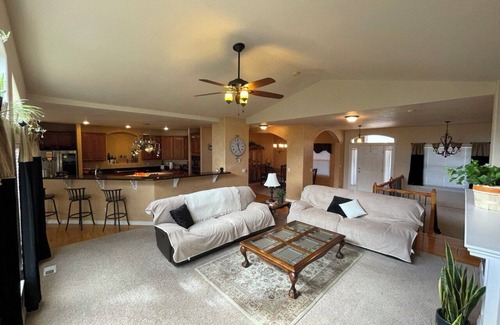 Colorado Springs House | Luxurious Gold Mesa Family Retreat with Gameroom & Theater, Sleeps 10 Guests
