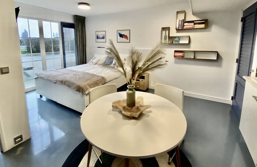 Stavoren Apartment | Luxurious guest house 't Boathûs with a Hammam-Sauna by the water