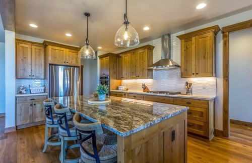 Powell Butte House | Luxurious Home, Beautiful Views, Family Friendly!