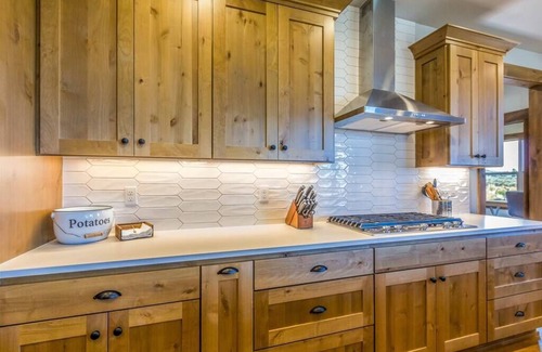 Powell Butte House | Luxurious Home, Beautiful Views, Family Friendly!