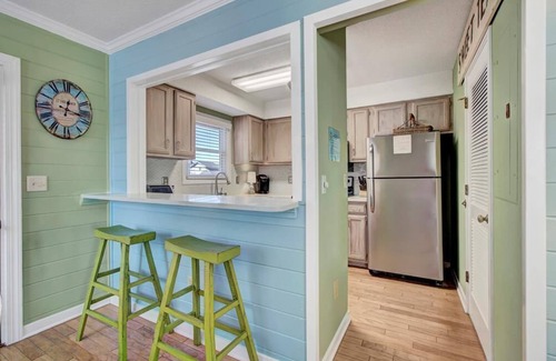 Isle of Palms House | Luxurious Home, Easy Walk to Beach, Complex Pool, Ping Pong-$250 Beach Gear Credit, Lagoon Views!