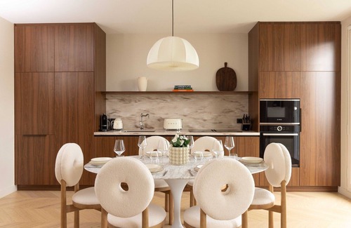 Chaillot Apartment | Luxurious Home in Triangle d'Or- Eiffel Tower View