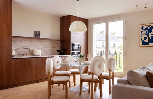 Chaillot Apartment | Luxurious Home in Triangle d'Or- Eiffel Tower View