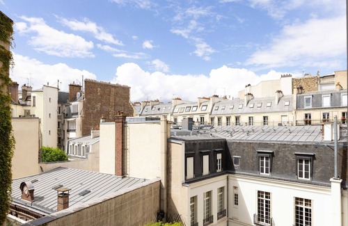 Chaillot Apartment | Luxurious Home in Triangle d'Or- Eiffel Tower View