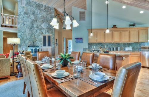 Overlook Park House | Luxurious home on the golf course. Oversized deck, hot tub, covered patio!