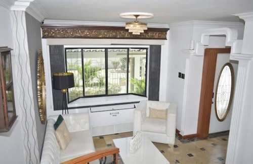 Guayaquil House | Luxurious house with jacuzzi & BBQ, close to everything!