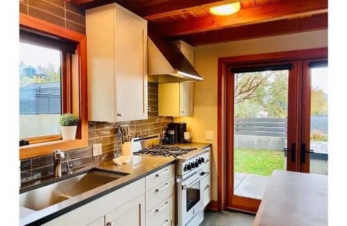 Magnolia House | Luxurious House with Views & Air Conditioning near Queen Anne & Ballard!
