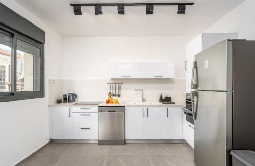 Kiryat HaLeom Apartment | Luxurious Huge 2BDR&2Bth w Parking- mahne yehuda sea-u jerusalem