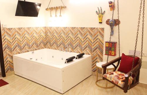 Greater Kailash Apartment | Luxurious Jacuzzi Hot Tub 1BHK Suite with Spa Tub 11