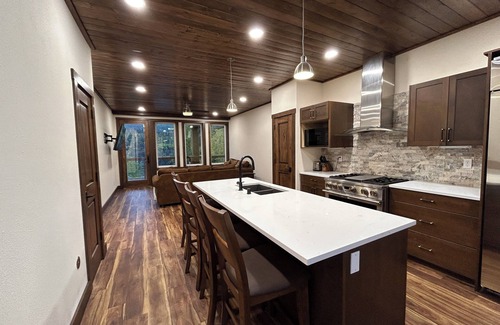 Cooper Landing Condo | Luxurious Kenai River Condo with Stunning Mountain Views
