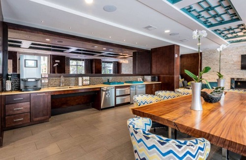 Southwest Raleigh Apartment | Luxurious King 3 Bed Suite—In Downtown Raleigh!
