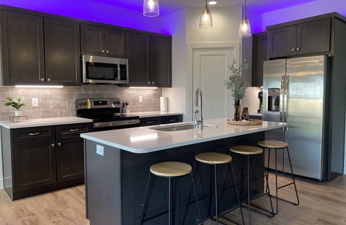 Abilene House | Luxurious King Bed + Hot Tub + Garage - Dreamhouse Abilene Sleeps 10! By G4ther