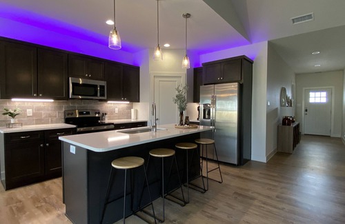 Abilene House | Luxurious King Bed + Hot Tub + Garage - Dreamhouse Abilene Sleeps 10! By G4ther