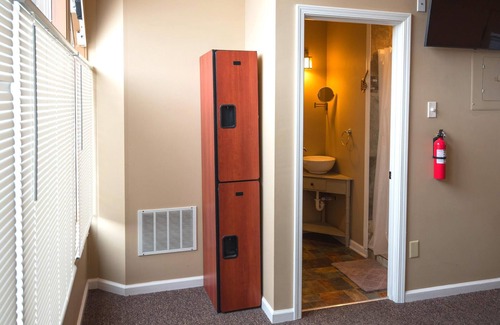 Nashville Hotel | Luxurious king bed suite overlooking Nashville steps to dining and shopping!