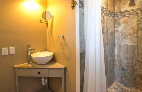 Nashville Hotel | Luxurious king bed suite overlooking Nashville steps to dining and shopping!