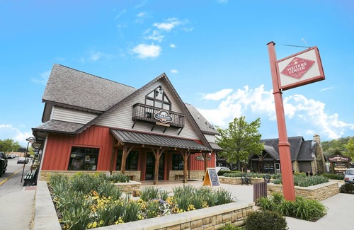 Nashville Hotel | Luxurious king bed suite overlooking Nashville steps to dining and shopping!