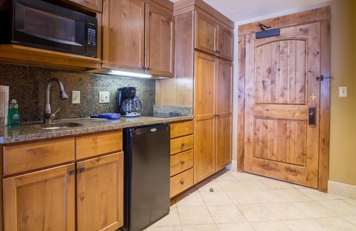 Tamarack Apartment | Luxurious King Studio|Pet friendly|Fireplace