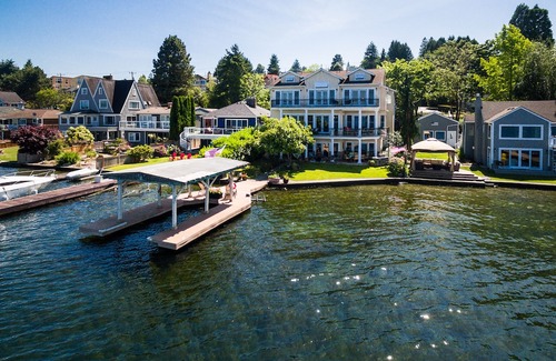 Bryn Mawr-Skyway House | Luxurious Lake Washington retreat with moorage