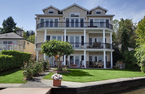Bryn Mawr-Skyway House | Luxurious Lake Washington retreat with moorage