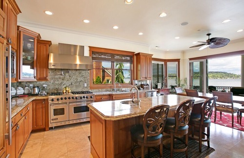 Bryn Mawr-Skyway House | Luxurious Lake Washington retreat with moorage