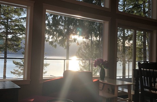 Youbou House | Luxurious Lakefront Private Beach, Dock and Hot tub!