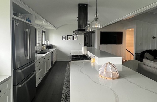 Paddock Lake House | Luxurious Lakefront Home