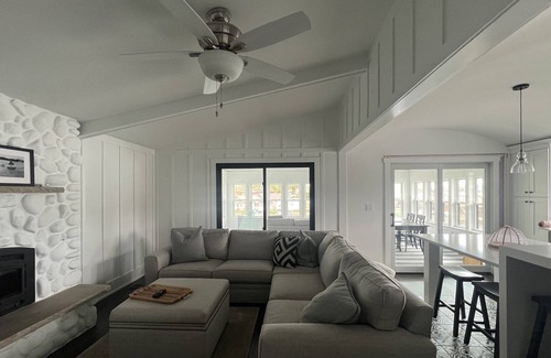 Paddock Lake House | Luxurious Lakefront Home