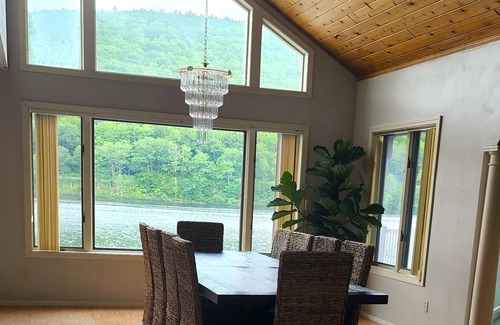 Enfield House | Luxurious Lakefront Living near Dartmouth/Hanover