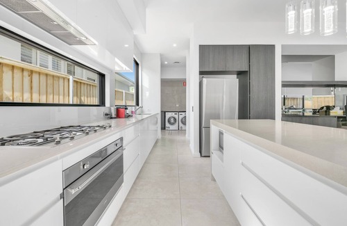 Morisset Park House | Luxurious Lakeside Oasis