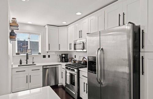 Lancaster House | Luxurious Lancasater home [6 beds - 10 guests]! FREE parking! Clean + walkable!