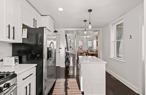 Lancaster House | Luxurious Lancasater home [6 beds - 10 guests]! FREE parking! Clean + walkable!