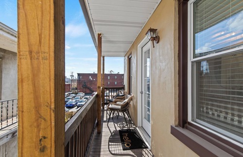 Lancaster House | Luxurious Lancasater home [6 beds - 10 guests]! FREE parking! Clean + walkable!
